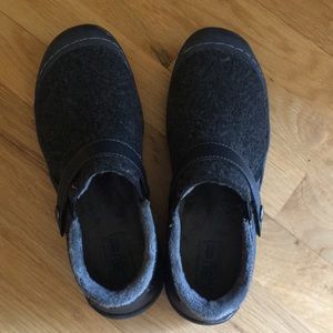 JBU by Jambu Black size 9 women’s slip-ons